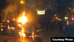 Armenia -- A police car set on fire during the March 1, 2008 clashes in Yerevan between opposition protesters and security forces.