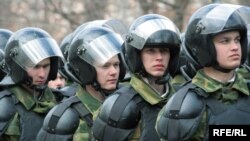 OMON officers gearing up to counter a Moscow demonstration. (file photo)