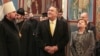 Держсекретар Майк Помпео (у центрі) та глава ПЦУ Епіфаній у Михайлівському соборі. Позаду ліворуч – архієпископ Кримської єпархії Климент