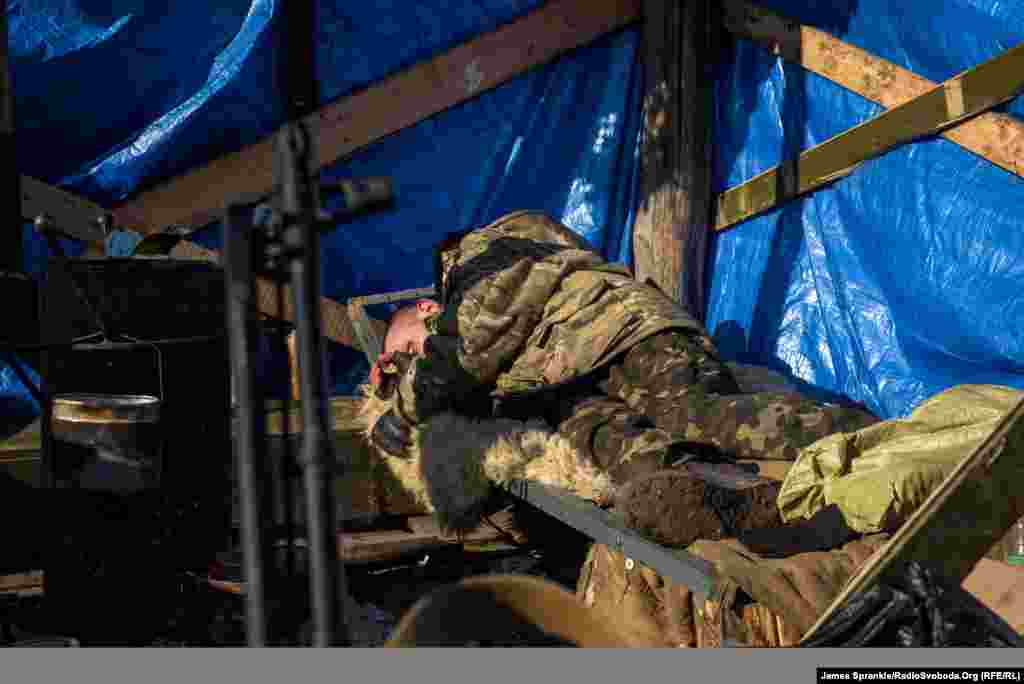 Український вояк спить на блокпосту біля Дебальцево, 20 лютого 2015 року