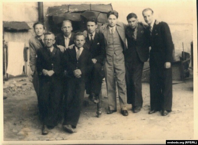 Валянцін Таўлай, Сяргей Хмара, Тодар Лебяда, Масей Сяднёў, Алесь Салавей, Уладзімер Сядура, Хведар Ільляшэвіч, Аляксей Анішчык. Менск, 1944 год
