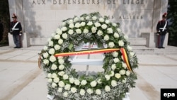 Венок у мемориала защитникам бельгийского города Льеж в годы Первой мировой войны