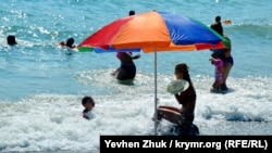 Туристы на море в Крыму. Архивное фото