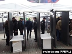 Прапускныя пункты перад фан-зонай