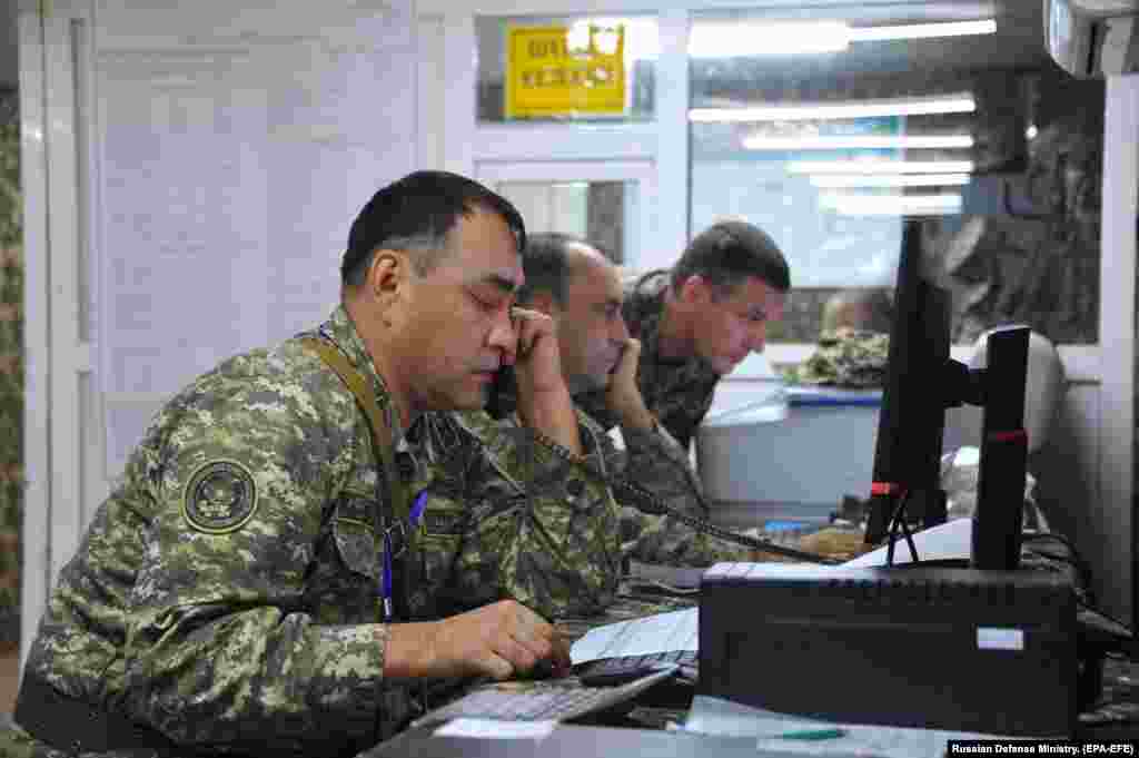 Офицеры армии Казахстана во время учений. Войска находятся под особым контролем после инцидента во время российских военных учений 2017 года, когда вертолет случайно дал залп ракетами по зрителям.