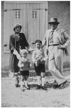 Сям’я Батураў у Францыі ля свайго дому: Лізавета, Жорж, Сьцяпан і Максім. 1934 год