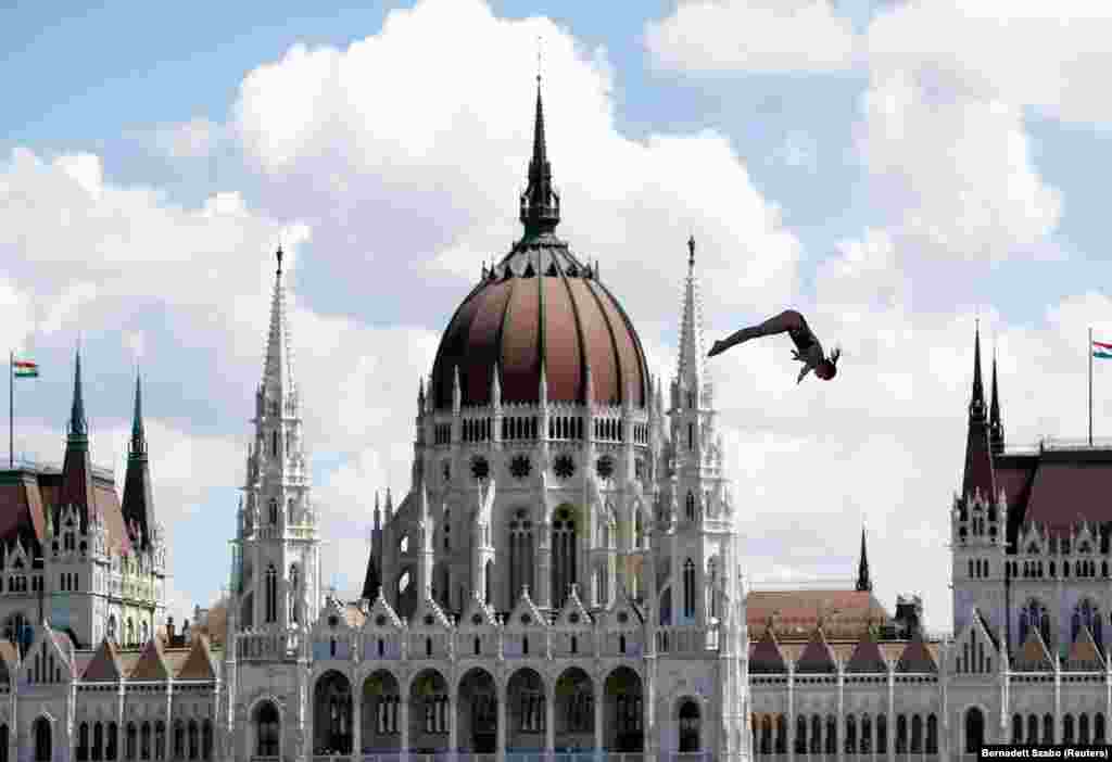 Yana Nestsiarava of Belarus competes in the women&#39;s high-diving competition at the 17th FINA World Aquatics Championships in Budapest. (Reuters/Bernadett Szabo)