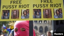 “Pussy Riot” toparynyň agzalarynyň tussaglyga höküm edilmegine protest bildirilip Parižde geçirilen protest çykyşy. 17-nji awgust, 2012.