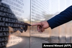 Memoriali kushtuar të vrarëve në fshatin Marinë të Skenderajt. Sipas autoriteteve të Kosovës, mbi 12 mijë persona janë dokumentuar si viktima të luftës.