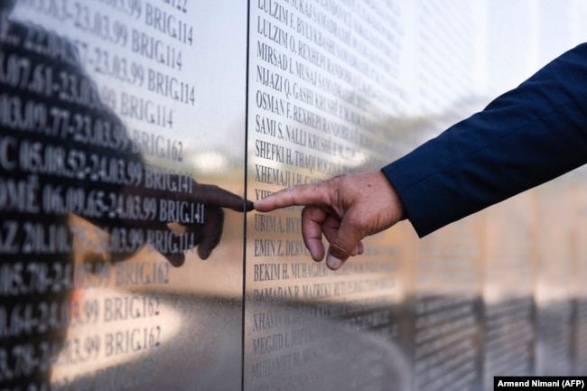Memoriali kushtuar të vrarëve në fshatin Marinë të Skenderajt. Sipas autoriteteve të Kosovës, mbi 12 mijë persona janë dokumentuar si viktima të luftës.