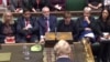 Džeremi Korbin (treći s lijeva) sluša govor Borisa Džonsona (dole) u britanskom parlamentu