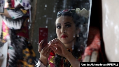 Жалаңаш әншілердің өнер көрсететін бейнелері