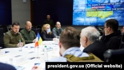 Премиерите на Полска, Чешка и Словенија го посетија Киев во вторникот и се состана со украинскиот претседател Володимир Зеленски во знак на поддршка.