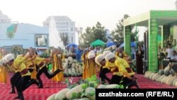 Amfiteatr görnüşinde gurlan “Aşgabat” aýdym-saz merkeziniň töwereginde her welaýatyň bakja önümleri bilen bezelen sergi pawilýonlary hem ýerleşdirilipdir.