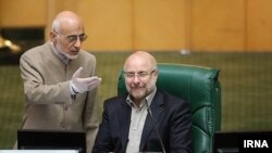 میرسلیم (چپ) گفته است یک نماینده مجلس دهم برای کمک به رأی نیاوردن طرح تحقیق و تفحص مجلس از شهرداری تهران در دوران محمدباقر قالیباف (راست)، ۶۵ میلیارد تومان رشوه گرفته.