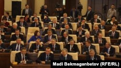 Алтыншы шақырылымдағы парламент мәжілісінің депутаттары. Астана, 25 наурыз 216 жыл.