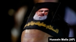 عکس حسن نصرالله، رهبر حزبالله لبنان، روی پیشانی یکی از هواداران این گروه