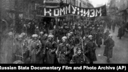 Moskvada hərbçilərin "Kommunizm" şüarı ilə yürüşü. 1917
