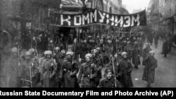 Марш солдат с плакатом «Коммунизм» в Москве. Октябрь 1917 года