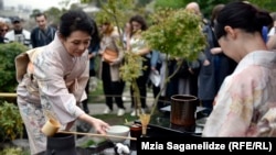 Жапондордун чай ичүү каадасы Тбилисинин Ботаникалык багында өтүүдө. 24-октябрь, 2018-жыл.