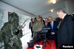 Реджеп Эрдоган в штаб-квартире полицейского спецназа в Анкаре. Февраль 2016 года