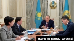 Президент Казахстана Нурсултан Назарбаев (второй справа) на совещании «по вопросам реализации социальной политики». Астана, 6 марта 2019 года.