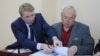 Сейітқазы Матаев (оң жақта) пен адвокаты Андрей Петров. Астана, 27 қыркүйек 2016 жыл.