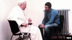 Papa Ivan Pavao II u razgovoru sa Mehmet Ali Ağca koji je pucao na njega 1981. 