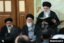 خامنه‌ای، علم‌الهدی و رئیسی در مراسم خاکسپاری عباس واعظ طبسی در مشهد در اسفند ۹۴
