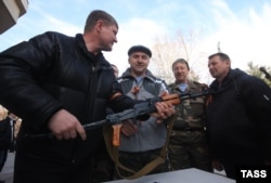 Так называемое «ополчение Крыма» возле здания Верховной Рады АРК, 23 февраля 2014 года