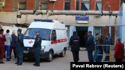 Російські поліцейські а межами пошкодженої будівлі коледжу після недавньої атаки в Керчі