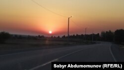 Дорога вблизи кыргызско-узбекской границы. Иллюстративное фото.