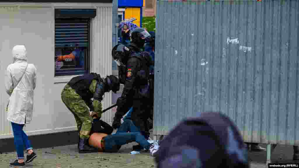 Special forces brutally detain a protester in Hrodna.