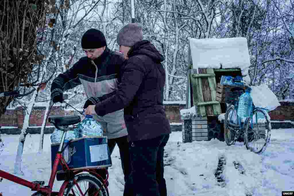 Олександр і його дружина Марина набирають питну воду зі свердловини під час активного обстрілу в Авдіївці Донецької області у 2017 році. Місто розташоване безпосередньо на лінії розмежування між підконтрольними і непідконтрольними урядові України територій на сході країни. Збройне протистояння в цих районах в останні роки було найбільш інтенсивним.