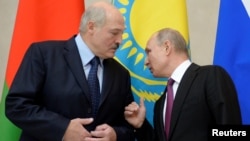 Президент Беларуси Александр Лукашенко (слева) и президент России Владимир Путин (архив)