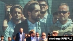 تصویر آرشیف: احمد مسعود رهبر جبهه مقاومت ملی افغانستان با شماری از هواداران اش 