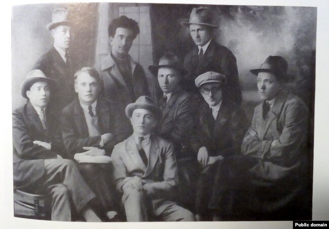 Un gruppo di poeti bielorussi.  In prima fila (da sinistra a destra): M. Khvedarovich, M. Luzhanin, Z. Ostapenko, V. Stasheuski, A. Zvonak, T. Klyashtorny.  Nella seconda fila: P. Hlebka, I. Harik, U. Hadyka.  1930 (Biblioteca nazionale della Bielorussia)