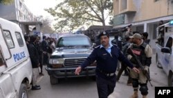 Pakistani security forces outside a court in Islamabad. 