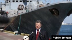 Президент України Петро Порошенко під час робочого візиту до Одеси. 10 квітня 2015 року