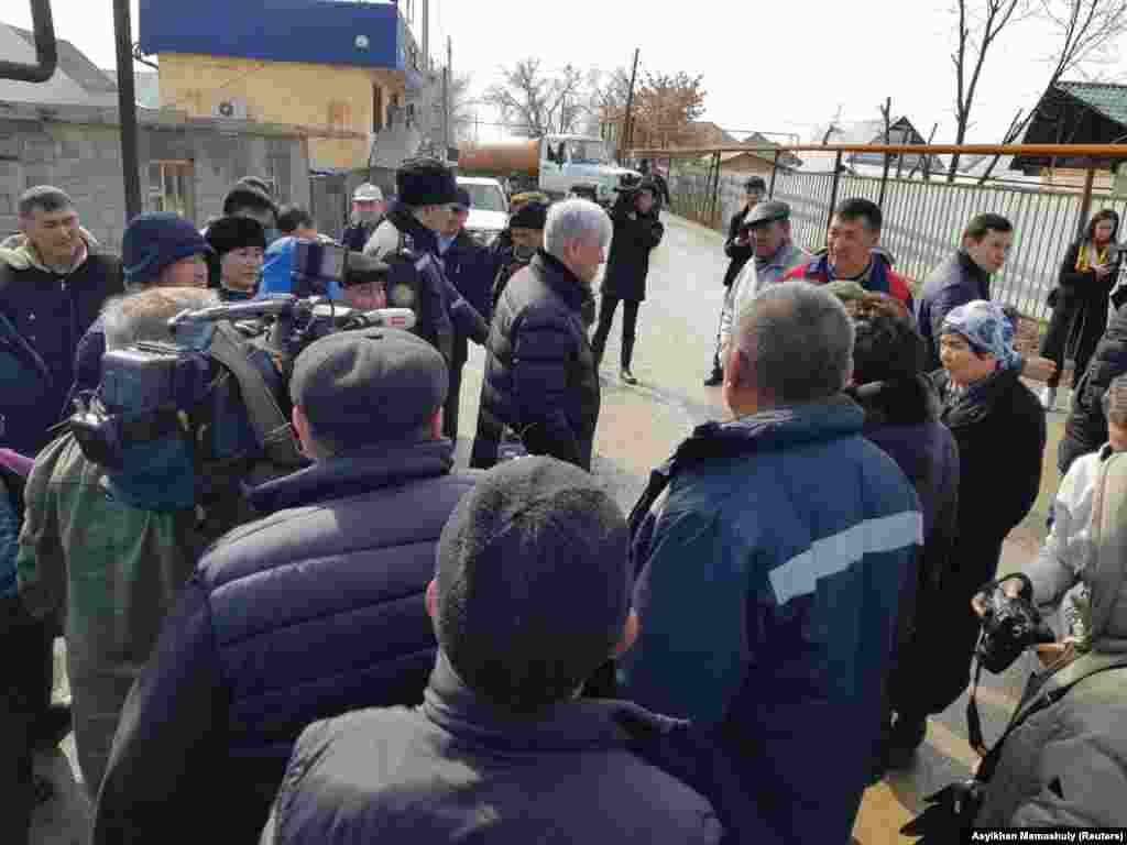 Аким Алматинской области Амандык Баталов приехал в село для встречи с жителями затопленных домов.