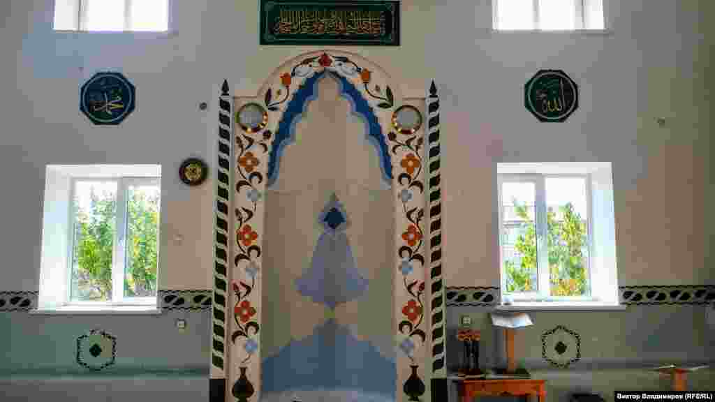 Михраб ‒ ниша в стене мечети, обращенная в сторону Киблы. Михраб предназначен для того, чтобы в нем молился имам мечети, который во время коллективного намаза (молитвы) находится впереди остальных молящихся