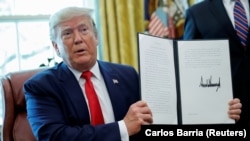 Доналд Тръм показва в Белия дом заповедта за налагане на нови санкции върху Иран, Юни 2019 г. 