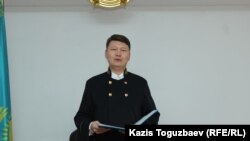 Судья Алмалинского районного суда Алматы Ернар Касымбеков оглашает приговор в отношении активиста Асета Абишева. Алматы, 30 ноября 2018 года.