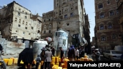 
Єменці отримують питну воду у старому кварталі Сани, 26 лютого 2018 року
