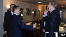 Премиерот Никола Груевски се сретна со еврокомесарот за проширување Штефан Филе во Скопје. 