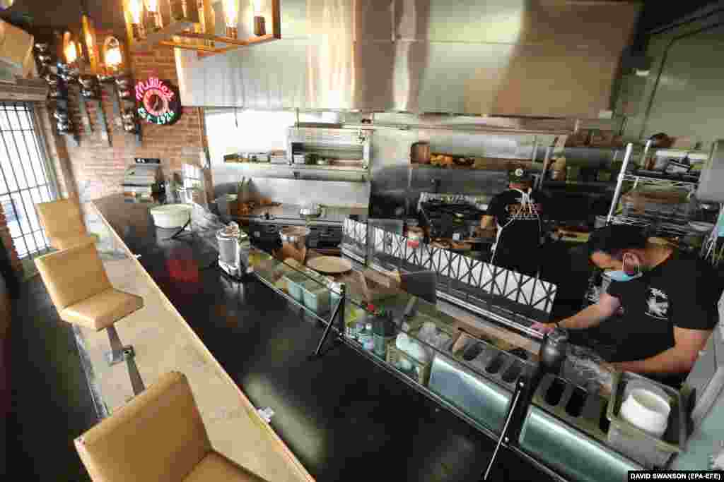 Ізольовані місця для відвідувачів залишаються порожніми в кафе Millie&#39;s після того, як губернатор Каліфорнії Гевін Ньюсом оголосив ще одні карантинні правила в Лос-Анджелесі &ndash; &nbsp;ресторани Dine-in будуть зачинені ще три тижні