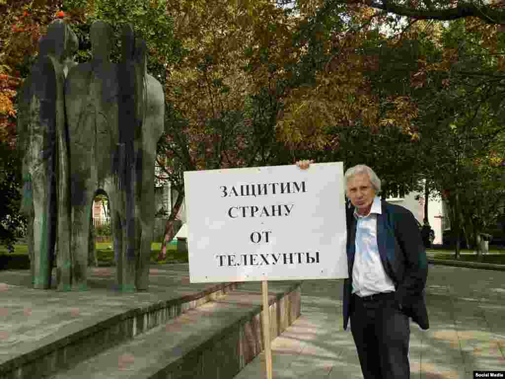 Адвокат, член Общественной палаты России Генри Резник 26 августа вышел на одиночный пикет в Москве