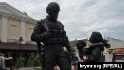 Памятник «вежливым людям», установленный перед зданием подконтрольного России парламента Крыма в Симферополе