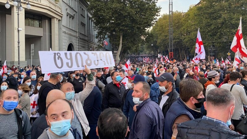 Тысячи людей вышли на митинг в Тбилиси в поддержку находящегося под стражей экс-президента Саакашвили