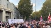 Mii de oameni au ieșit în Piața Libertății din Tbilisi pentru a cere eliberarea din închisoare a fostului președinte georgian, Miheil Saakașvili la 14 octombrie 2021. Precizare: prenumele politicianului este scris uneori „Mihail”, dar transcrierea georgiană corectă este „Miheil”.